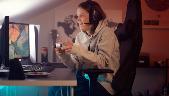 Ungdom spiller tv-spill på rommet