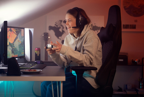 Ungdom spiller tv-spill på rommet