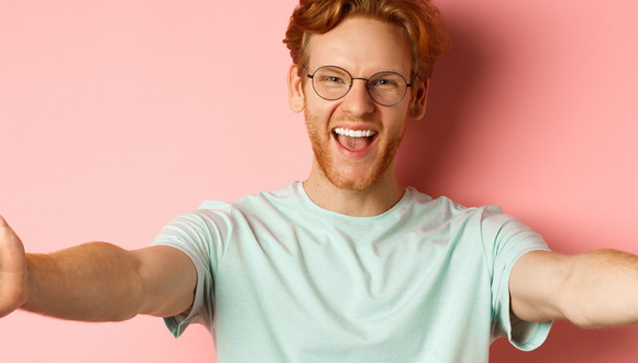 Glad person med åpne armer