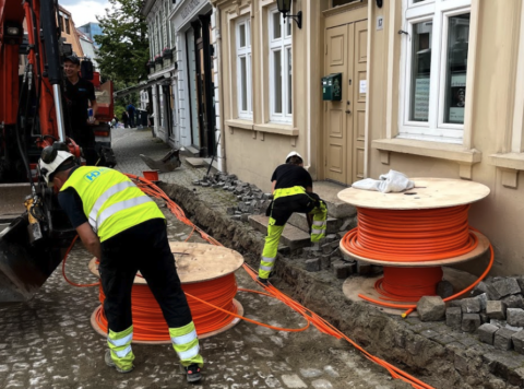 To personer legger en ny internettkabel