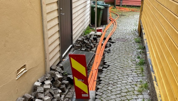 Fiberkabler legges under brostein i Bergen