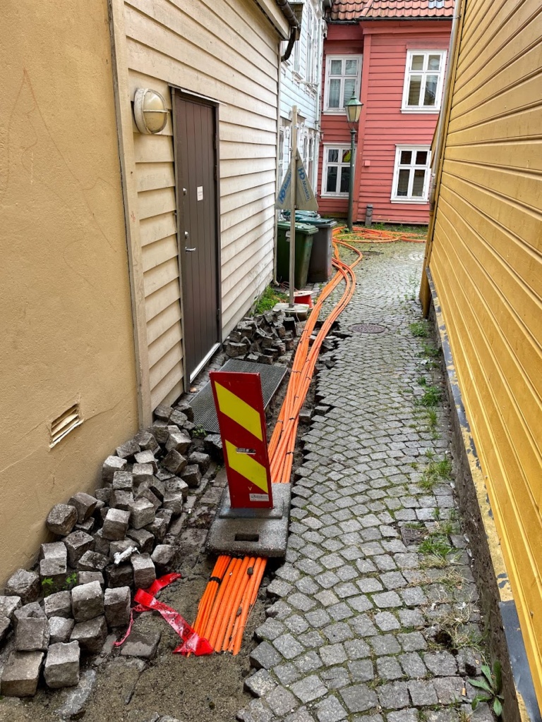 Fiberkabler legges under brostein i Bergen