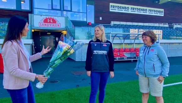 Bergen Fiber overrekker en gave til Sandviken sitt gatelag