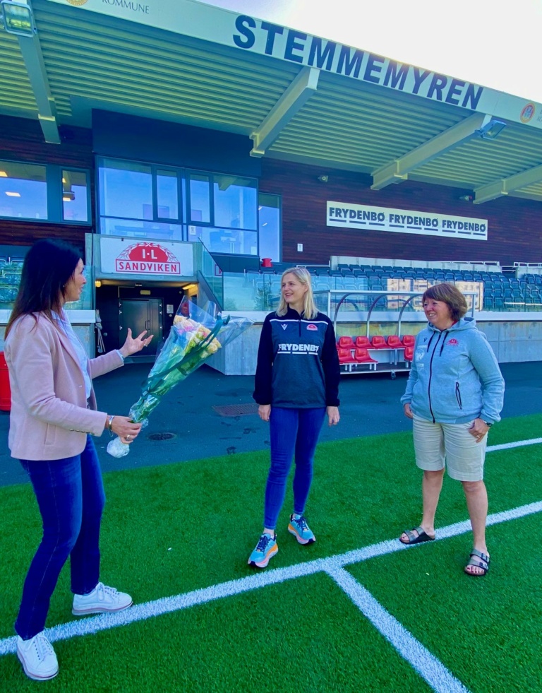 Bergen Fiber overrekker en gave til Sandviken sitt gatelag