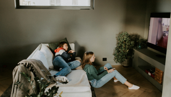 To ungdommer ser på TV i stuen