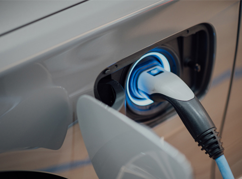 Elbil koblet til en lader