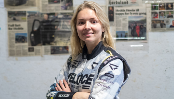 Hedda Hosaas foran avisutiklipp