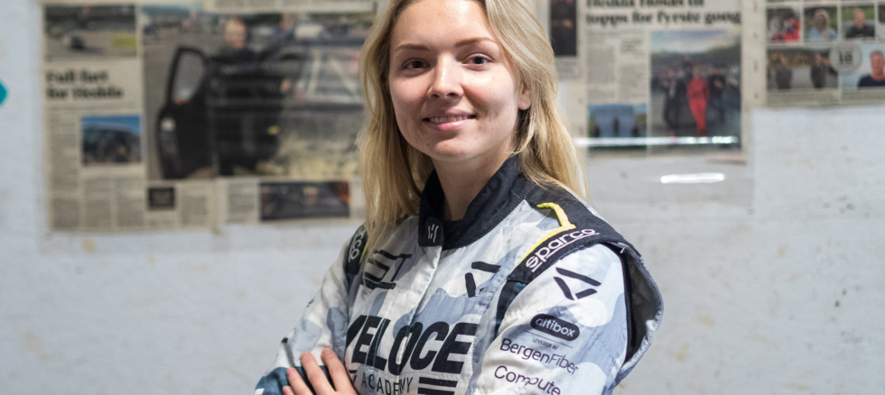 Hedda Hosaas foran avisutiklipp