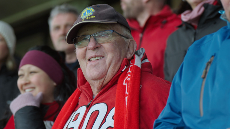 ILDSJEL: Terje Pedersen er fast speaker og supporter på Hald Stadion i Sund. Den frivillige innsatsen gjorde at han ble invitert som hedersgjest til Branns første seriekamp i år.
