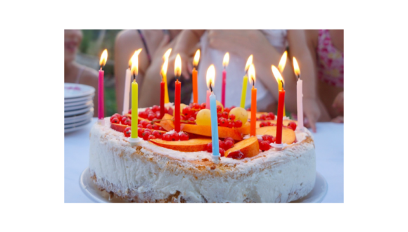 Bursdagskake med tente lys.