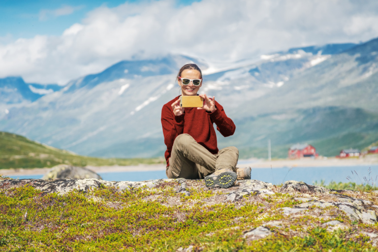 Sikkerhetstips på reise: Slik beskytter du mobilen, pc’en og nettbrettet ditt.