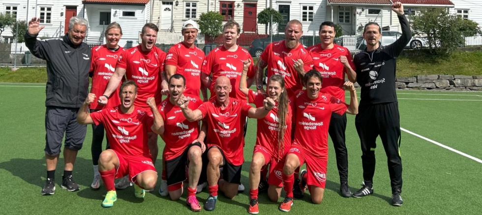 Branns Gatelag klare for NM i nye kampdrakter – klare for å representere både klubben og fellesskapet. foto: Sparebanken Norge